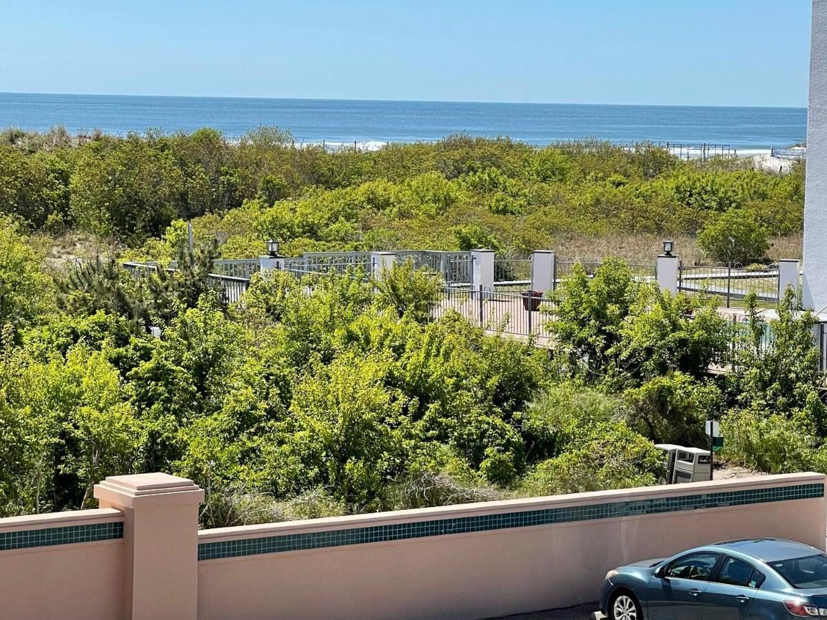 Apartment 1b/1b With Ocean Views, Style, Free Wifi, Few Steps To The Beach!! *