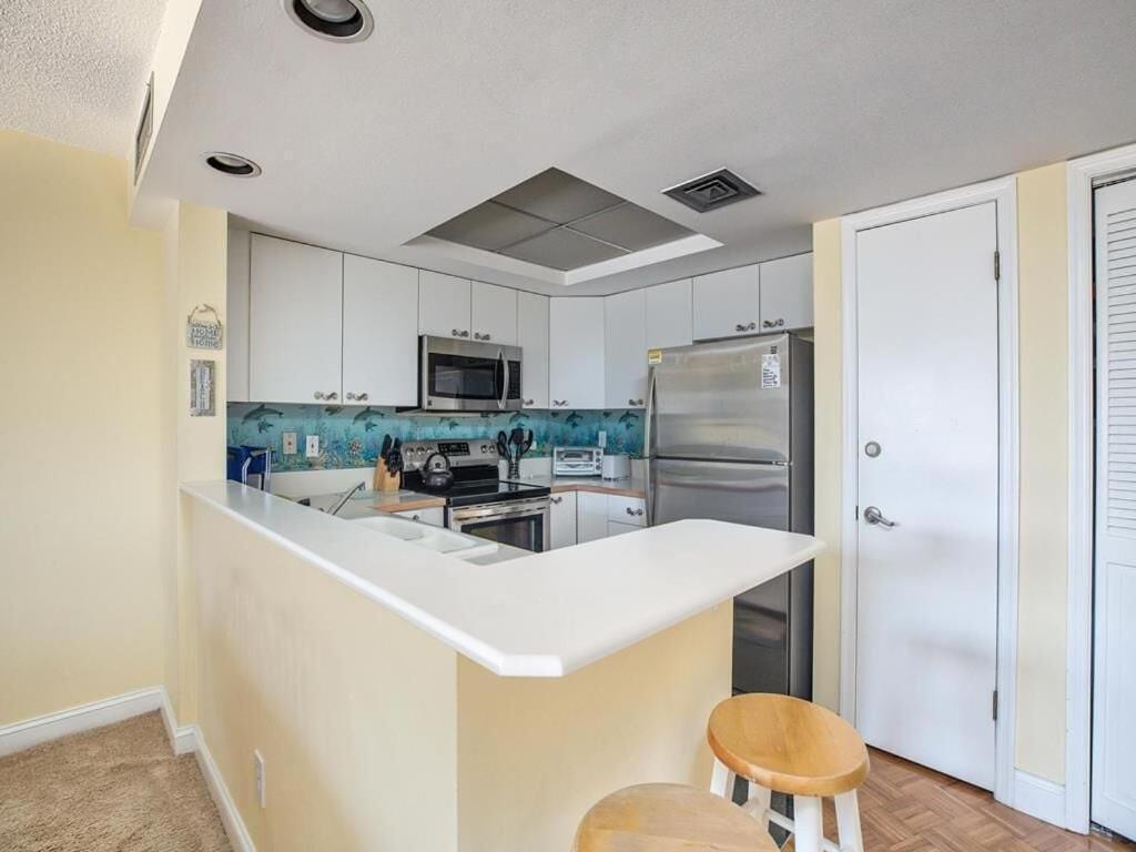 1b/1b With Ocean Views, Style, Free Wifi, Few Steps To The Beach!! *
